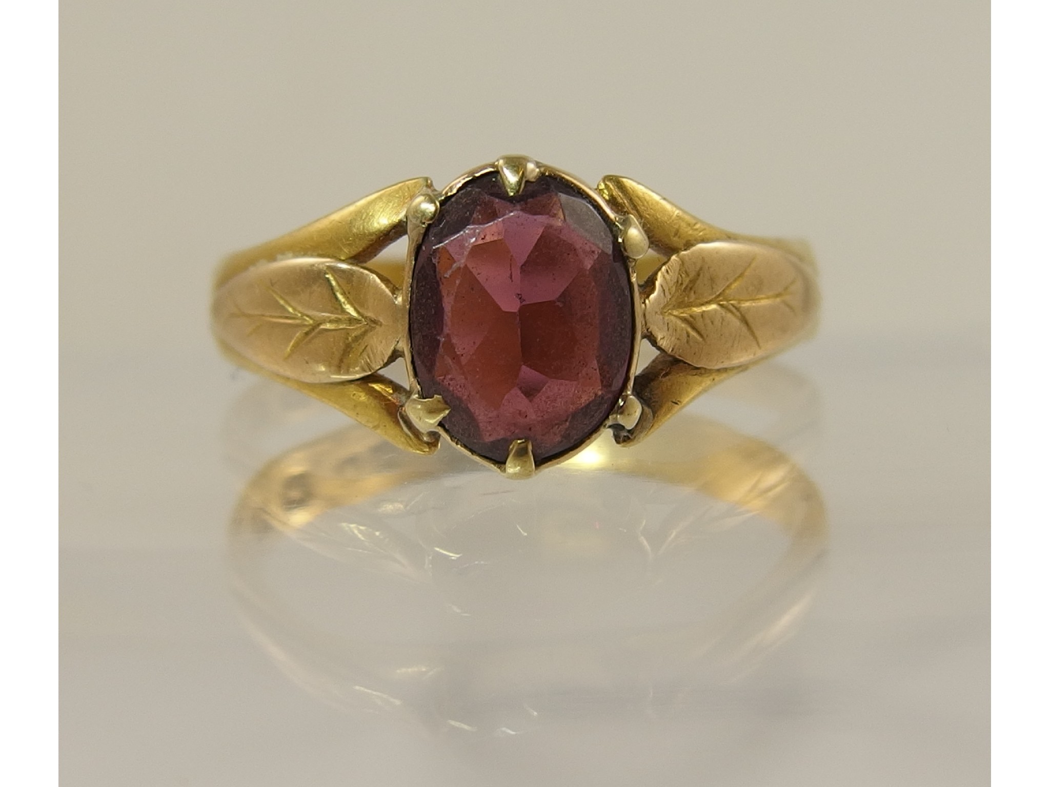 Appraisal: A ct gold garnet set ring