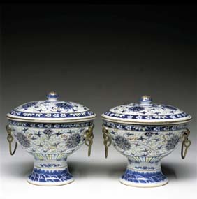 Appraisal: PAIR CHINESE PORCELAIN BOWLS Pair antique Chinese blue and white