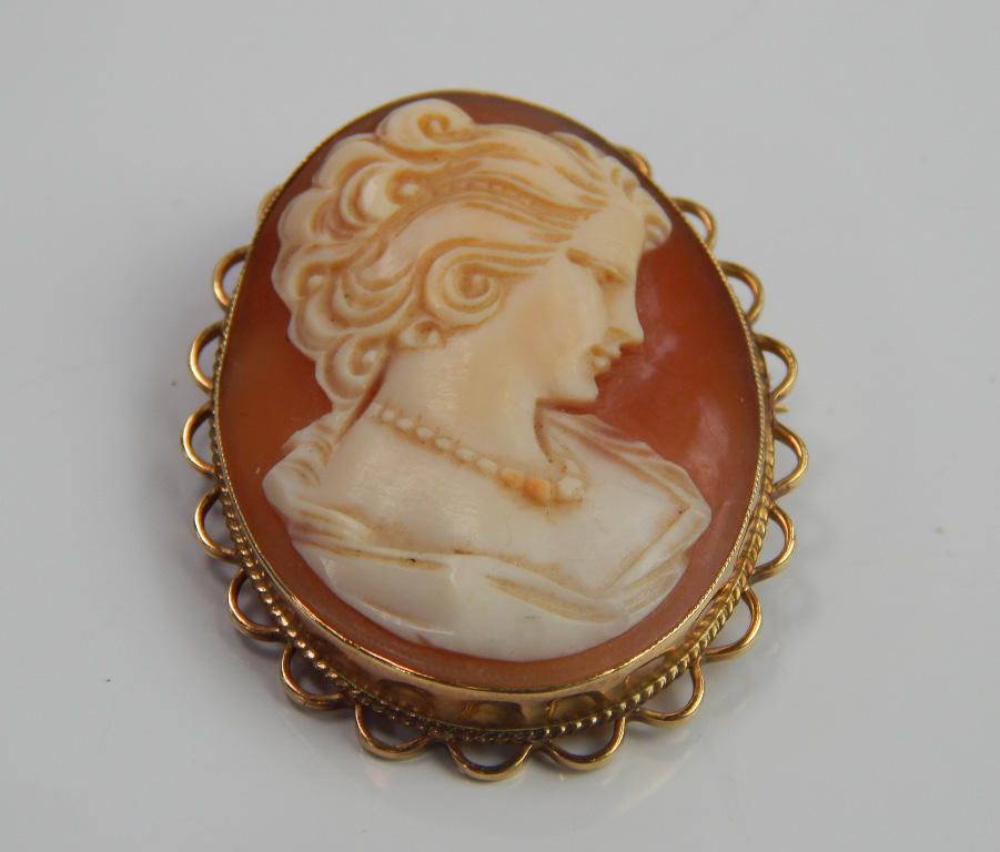 Appraisal: A shell cameo brooch in ct gold pierced frame