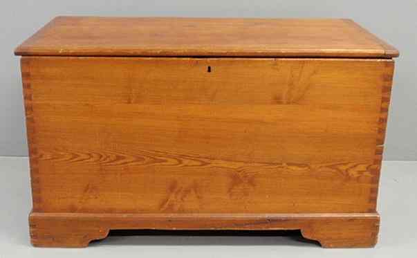 Appraisal: Southern long-leaf pine blanket chest c h x w x