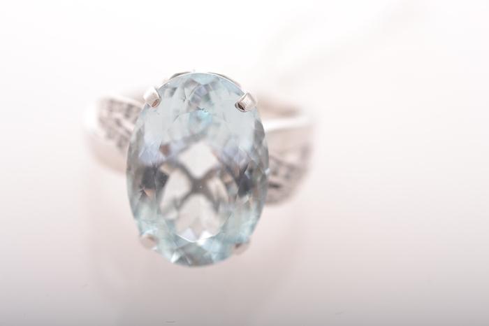 Appraisal: AN AQUAMARINE AND DIAMOND RING IN CT WHITE GOLD AN