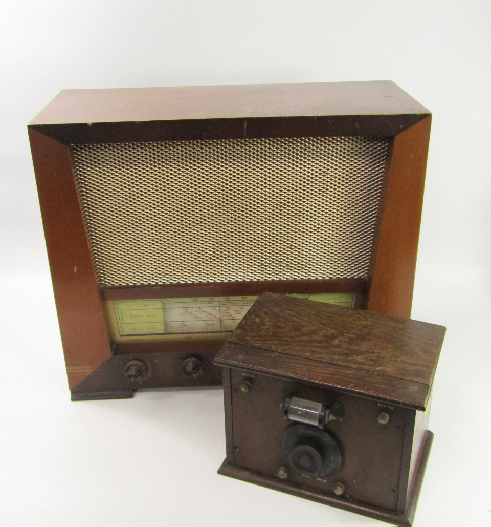 Appraisal: A Gillan oak cased crystal radio cm x cm x