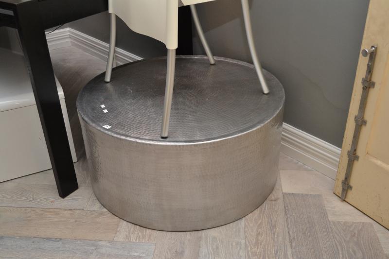 Appraisal: A CONTEMPORARY ROUND METAL COFFEE TABLE A CONTEMPORARY ROUND METAL