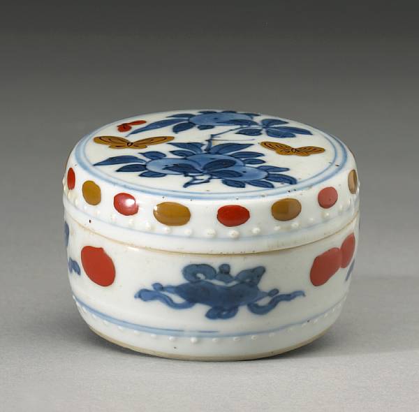 Appraisal: A blue and white cylindrical porcelain covered box Late Ming