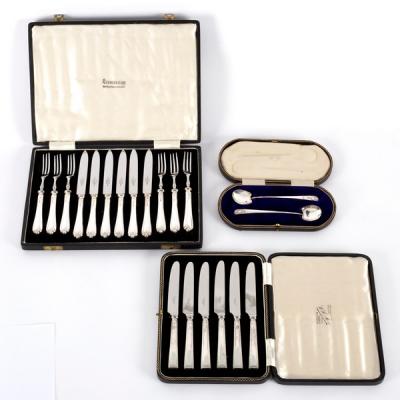 Appraisal: A cased set of silver handled fruit knives and forks