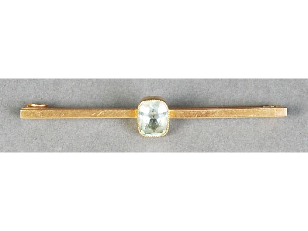 Appraisal: ct GOLD BAR BROOCH set with centre aquamarine