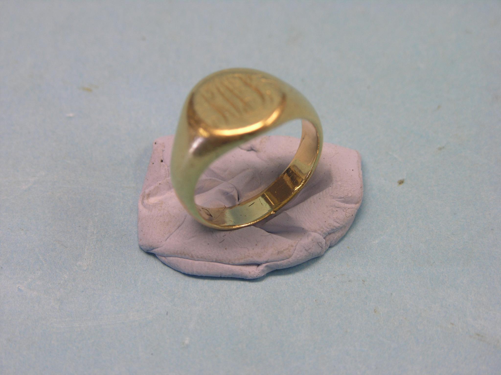 Appraisal: An ct gold signet ring size S grams