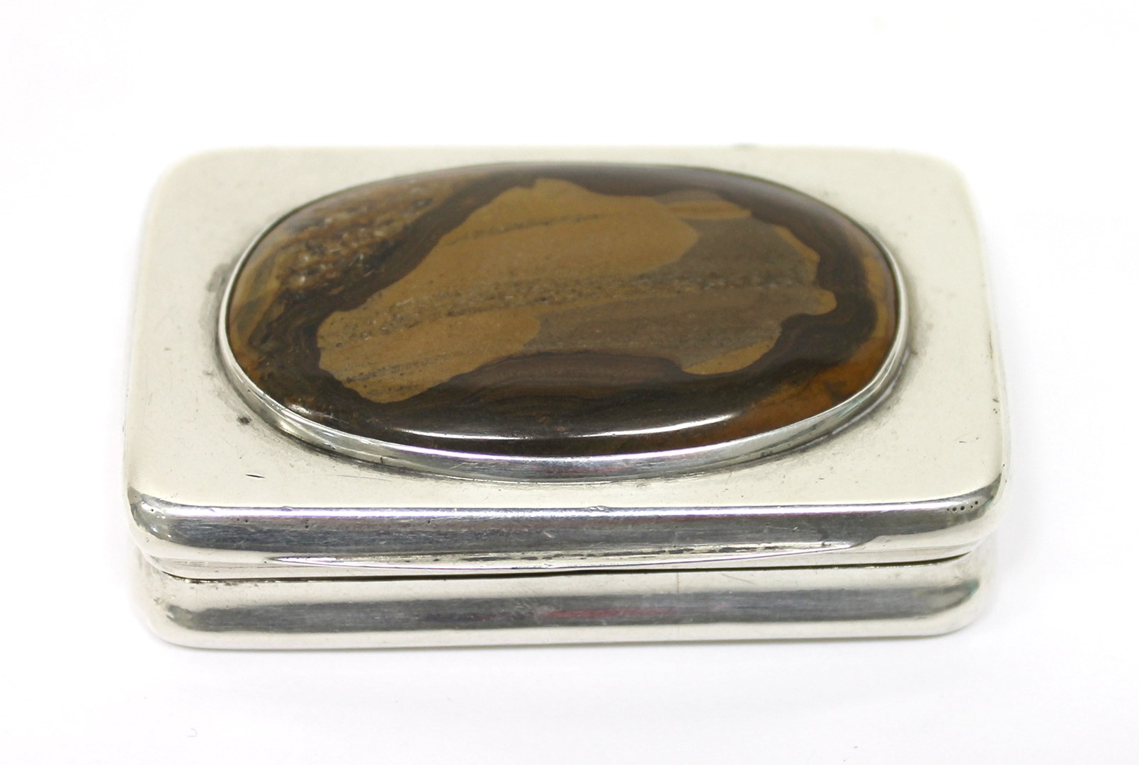 Appraisal: A George III silver and mottled brown agate set snuff