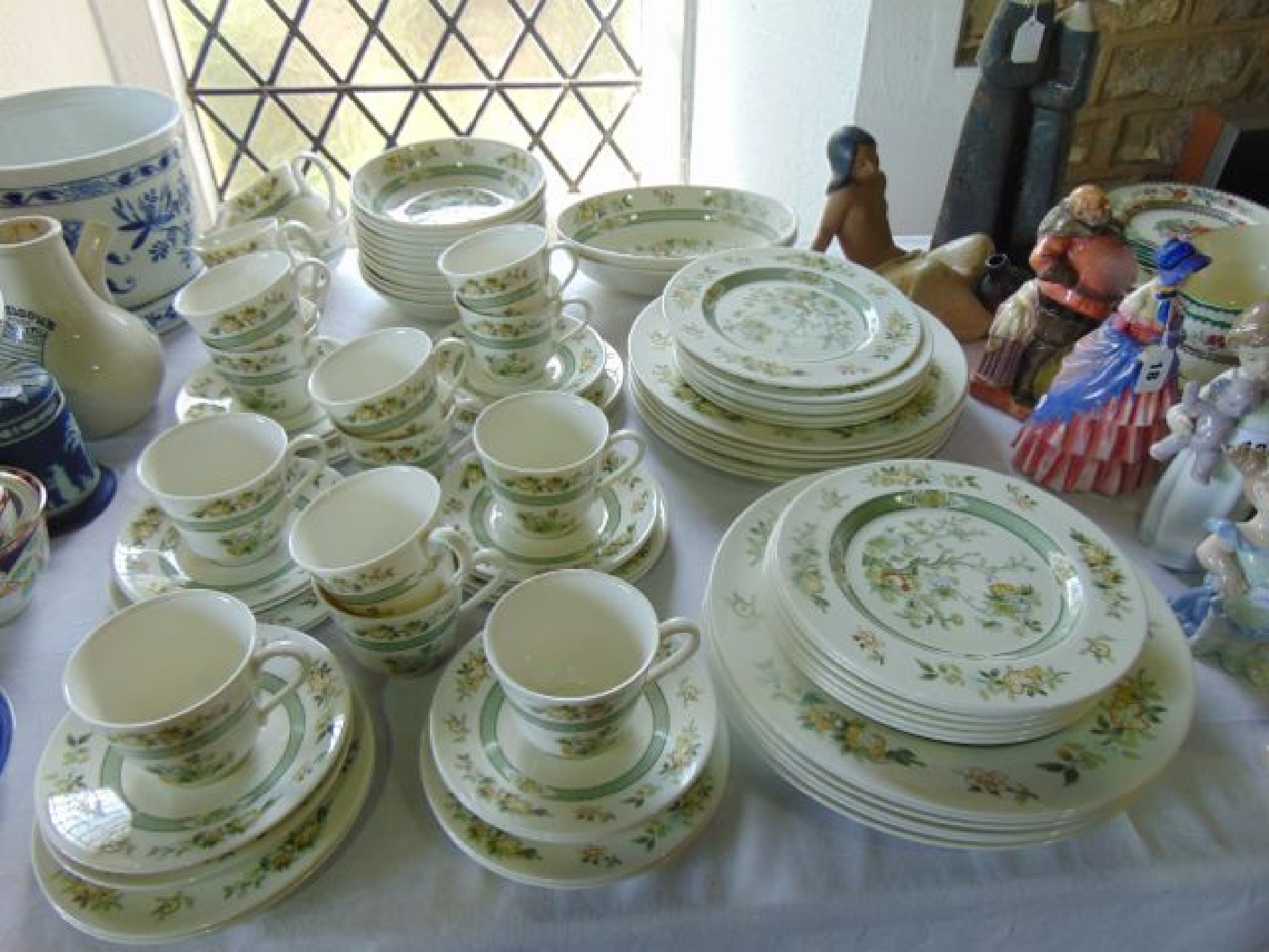 Appraisal: A quantity of Royal Doulton Tonkin pattern dinner and tea