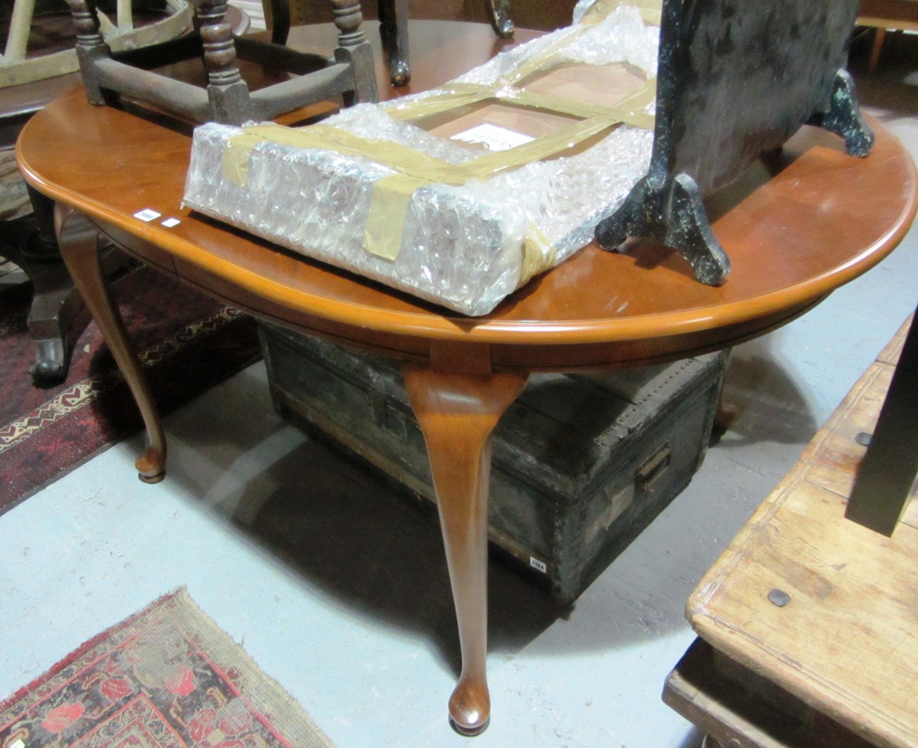 Appraisal: A Queen Anne style hardwood and oval extending dining table