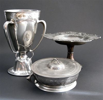 Appraisal: A Continental pewter Tyg cup probably Kayzerzinn cast in low