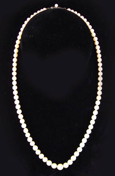 Appraisal: PEARL NECKLACE Strand of pearls in graduating size from -