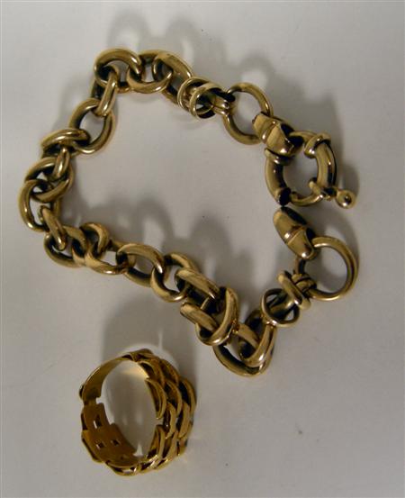 Appraisal: A ct gold bracelet of simple circular linked form with