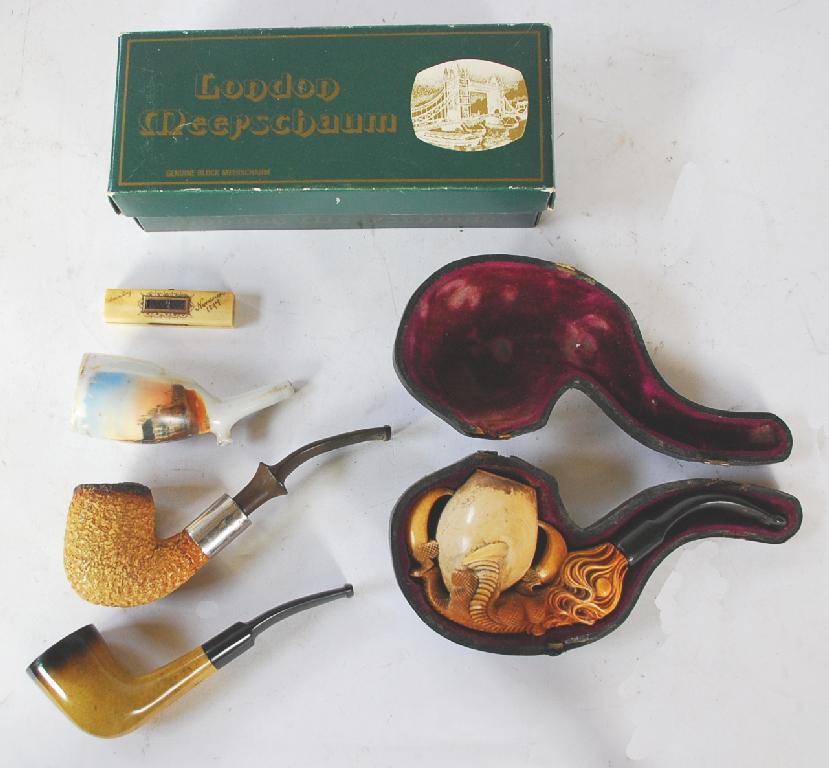 Appraisal: VICTORIAN MEERSCHAUM PIPE carved as a claw foot cased JAMBO