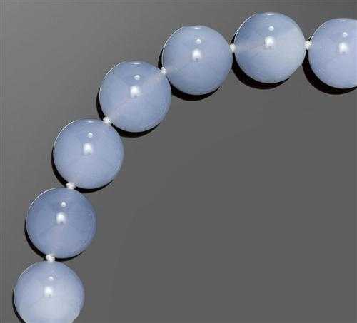 Appraisal: CHALCEDONY NECKLACE Fastener in yellow gold Casual-elegant necklace of light-blue