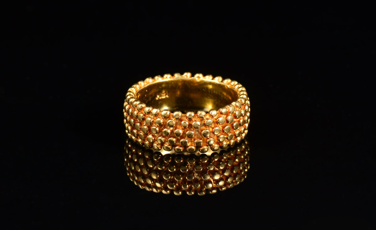 Appraisal: AN UNUSUAL K YELLOW GOLD WEDDING BAND RING A wide