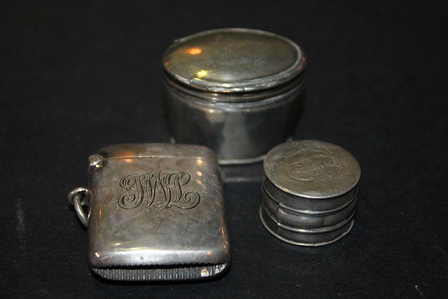 Appraisal: A GEORGIAN WHITE METAL LIDDED PILL BOX of tapering oval