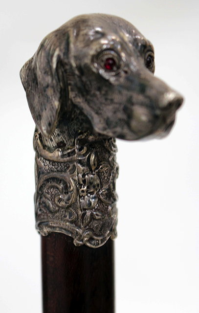 Appraisal: A TH CENTURY CONTINENTAL HARDWOOD WALKING CANE with an grade