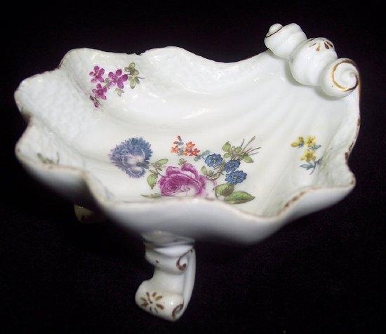 Appraisal: A Meissen shell salt circa painted with Deutsche blumen on