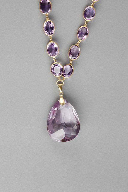 Appraisal: AN AMETHYST SET NECKLACE eighteen collar mounted oval amethyst and