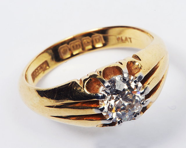 Appraisal: AN CT GOLD RING with solitaire diamond setting