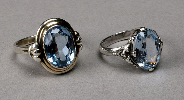 Appraisal: AN ARTS CRAFTS STYLE AQUAMARINE SET DRESS RING claw set