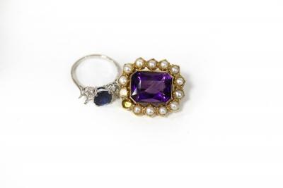 Appraisal: A sapphire ring formerly a three-stone but with flanking stones