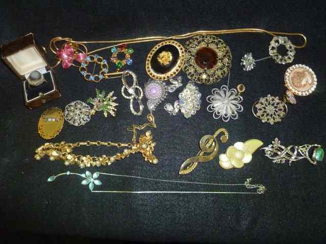 Appraisal: A SMALL COLLECTION OF VARIOUS COSTUME JEWELLERY including mostly brooches