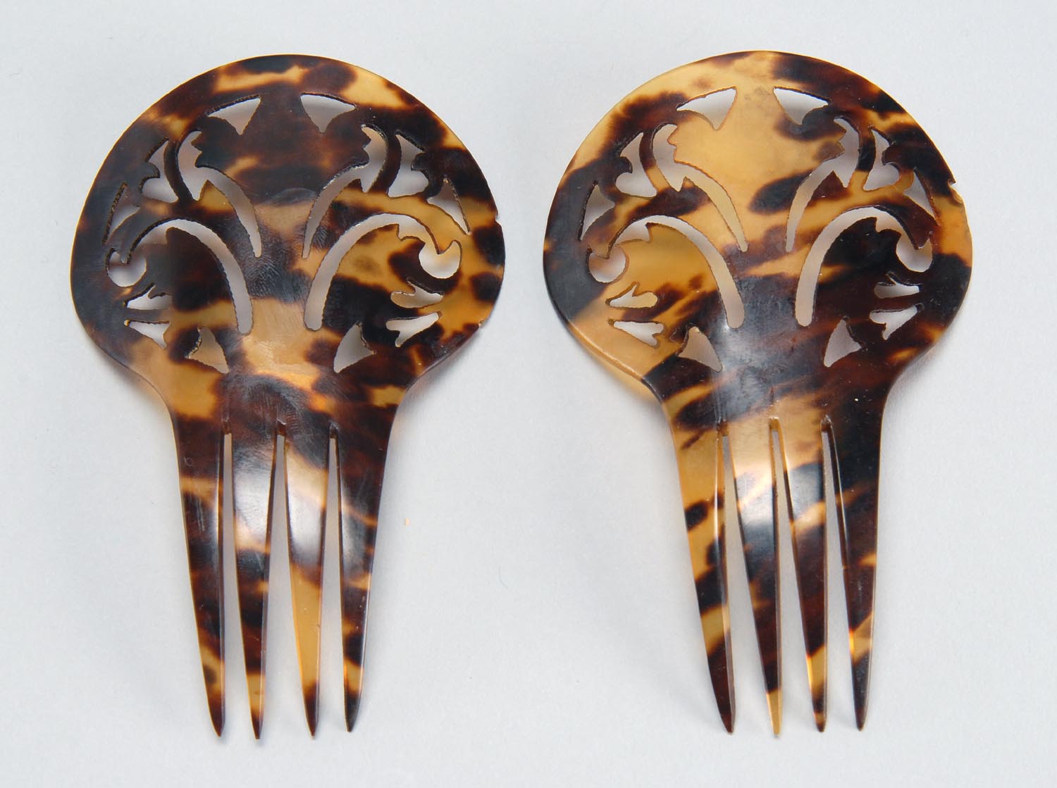 Appraisal: PAIR OF LATE TH CENTURY SHELL HAIR COMBS with reticulated