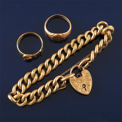 Appraisal: A ct gold hollow curb link bracelet with heart padlock