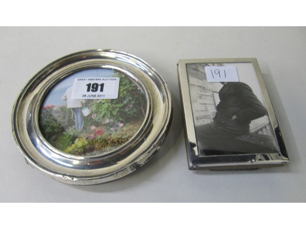 Appraisal: Lot comprising two silver mounted photo frames Birmingham and