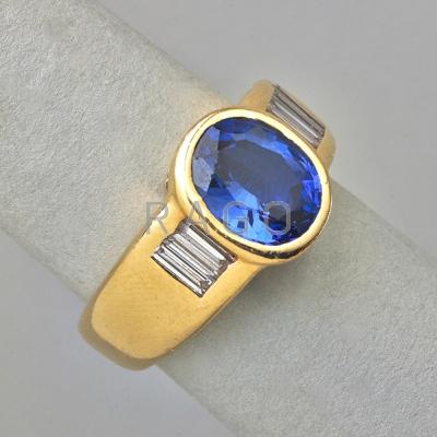 Appraisal: BLUE SAPPHIRE AND DIAMOND K YELLOW GOLD RING Oval faceted