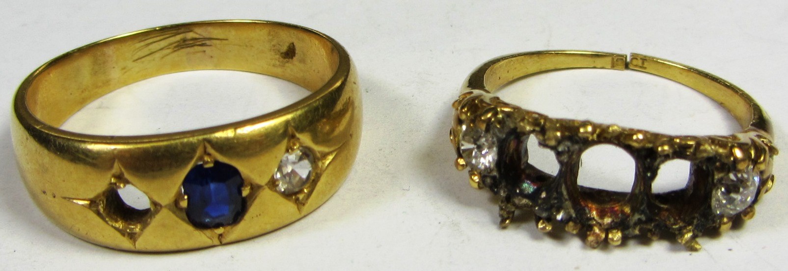 Appraisal: A gold ring mount set with two cushion shaped diamonds