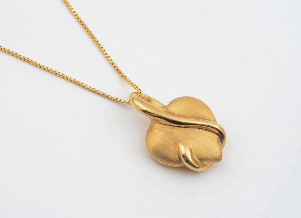 Appraisal: K GOLD HEART NECKLACE Italian made hollow heart pendant in