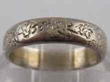 Appraisal: An engraved white metal tests platinum band ring