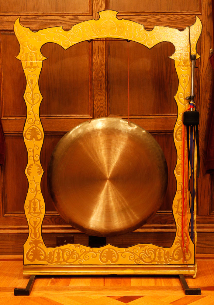 Appraisal: - Symphonic Gong and Mallet Symphonic gong and mallet in