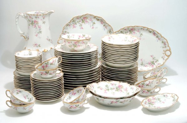 Appraisal: A Haviland Limoges porcelain dinner service Ninety-three pieces In the