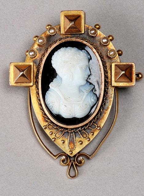 Appraisal: AN EDWARDIAN CARVED ONYX BROOCH depicting the head and shoulders