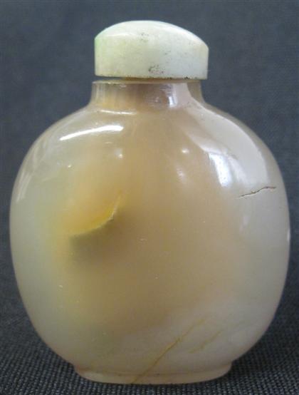 Appraisal: Chinese agate snuff bottleBottle of unadorned rounded form with subtle