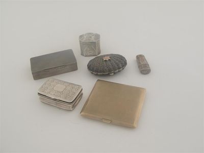 Appraisal: A modern ct gold cigarette case together with five various