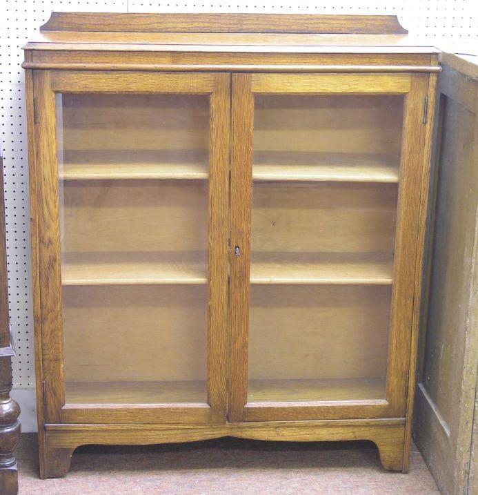 Appraisal: A solid medium oak bookcase enclosed by a pair of