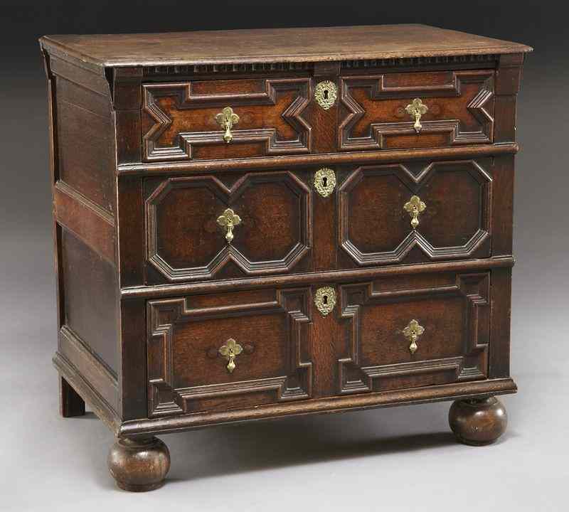 Appraisal: Small English oak th C -drawer chestthe rectangular molded top