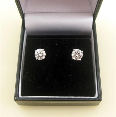 Appraisal: A pair of single stone diamond stud earrings the round