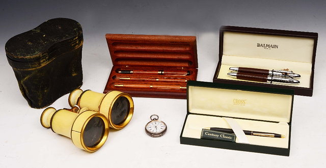 Appraisal: A COLLECTION TO INCLUDE a pair of French opera glasses