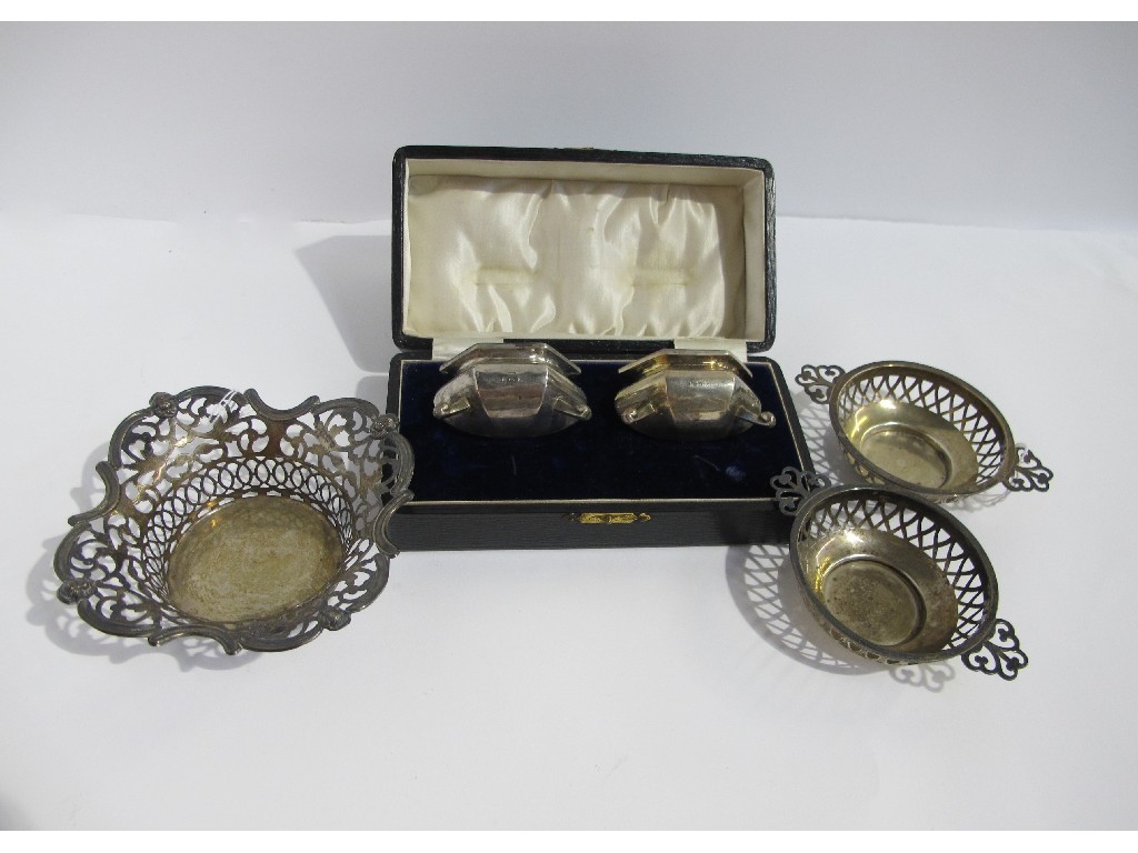 Appraisal: A lot comprising a cased pair of silver salts a