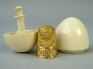 Appraisal: A Victorian ct gold thimble chased with a foliate band