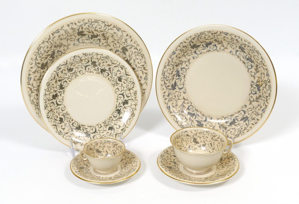 Appraisal: HUTSCHENREUTHER MARGARETE FINE CHINA DINNER SERVICE Approx pieces in the