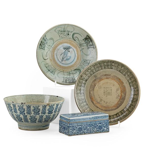 Appraisal: CHINESE EXPORT POTTERY Four items blue and white paint box