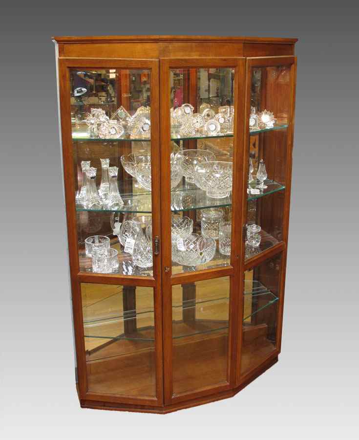 Appraisal: PULASKI ILLUMINATED DISPLAY CURIO CABINET door angled front with interior