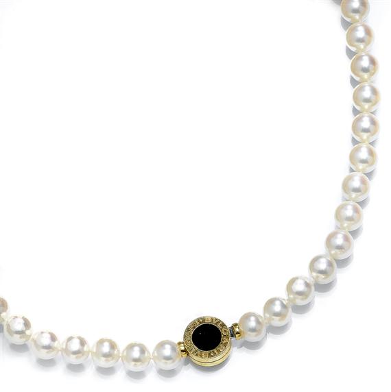 Appraisal: A PEARL AND DIAMOND NECKLACE BULGARI Yellow gold clasp Decorative